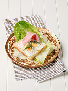 打开面对的三明治餐巾煮沸盘子面包火腿早餐食物猪肉小吃背景图片