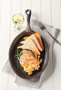 炒鸡蛋和烤面包用具静物食物厨房高架胡椒粒炊具灰色餐巾早餐图片