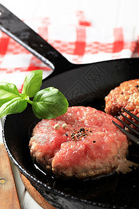 煎炸馅饼黑色地面牛肉香料烹饪煎锅猪肉馅饼油炸碎肉图片