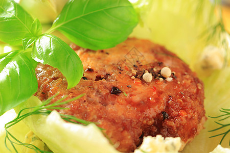 生菜叶上的肉饼主菜牛肉沙拉羊肉蔬菜肉丸胡椒食物美食猪肉图片