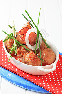 番茄酱中的肉丸熏肉食物陶瓷午餐牛肉盘子制品椭圆形晚餐美食图片