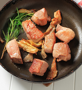 煎炒猪肉美食食材腰部油炸食物平菇迷迭香烹饪平底锅图片