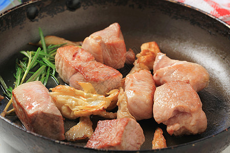 煎炒猪肉食物美食食材平菇油炸黑色腰部迷迭香平底锅烹饪图片