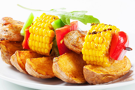Shish kebab和马铃薯杂草辣椒胡椒油炸食物蔬菜薯角午餐烧烤青椒玉米图片
