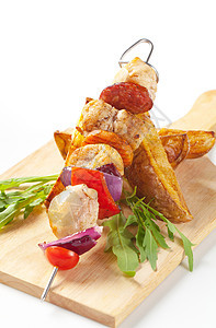 鸡肉烤面包和土豆饼食物蔬菜午餐油炸主菜烧烤薯角辣椒树叶图片