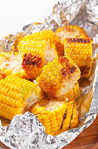 谷状玉米铝箔黄色蔬菜食物棒子烧烤伴奏小吃图片