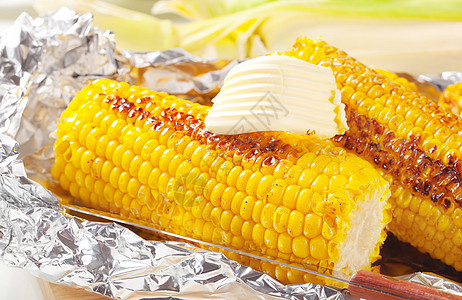 谷状玉米黄油棒子伴奏小吃铝箔烧烤食物蔬菜黄色图片