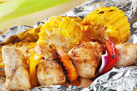 Shish kebab和烤玉米玉米棒子午餐胡椒铝箔食物烧烤背景图片