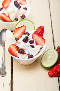 水果和酸奶沙拉健康早餐桌子营养勺子牛奶美食小吃奶昔酸奶奶制品食物图片