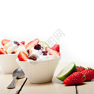 草莓沙拉水果和酸奶沙拉健康早餐营养食物小吃酸奶奶制品勺子奶昔奶油美食牛奶背景