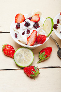 卡通草莓水果和酸奶沙拉健康早餐甜点食物勺子奶昔牛奶奶制品奶油美食营养酸奶背景