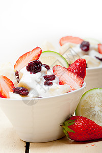 草莓沙拉水果和酸奶沙拉健康早餐勺子奶昔牛奶饮食桌子小吃奶制品甜点酸奶营养背景