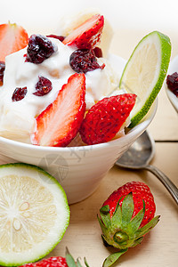 草莓沙拉水果和酸奶沙拉健康早餐桌子饮食小吃美食勺子酸奶营养牛奶食物奶昔背景