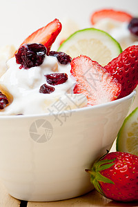 草莓沙拉水果和酸奶沙拉健康早餐食物酸奶营养饮食甜点勺子桌子奶制品奶油美食背景