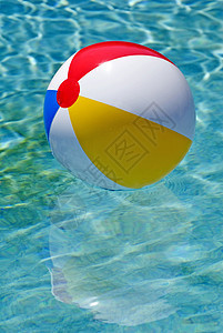 游泳池泳池中沙滩球浮动垂直图片