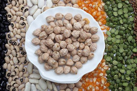 在种子和谷物背景上加上小鸡peas的陶瓷板图片