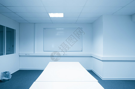 带有白板的会议室图片