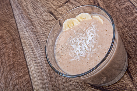 与椰子和香蕉巧克力饮料牛奶咖啡玻璃可可橙子棕色泡沫饮食食物香蕉图片