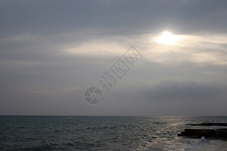 风暴前几分钟的天空和海景海堤场景日光地平线旅行天气孤独支撑海洋海浪图片