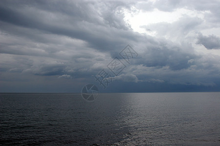 风暴前几分钟的天空和海景孤独场景地平线日光石头旅行天气海洋支撑海堤图片