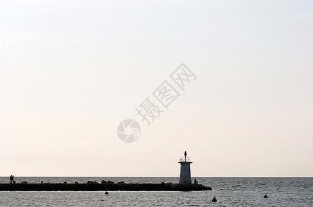 白色灯塔岩石海洋港口蓝色建筑旅行风向袋地平线银行背景图片