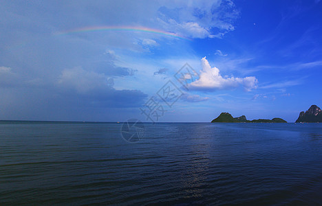 海上多彩彩虹图片