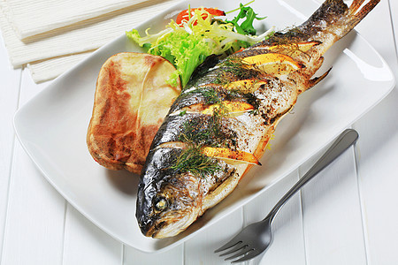 柠檬dill鳟鱼和烤土豆盘子营养火箭马铃薯食物草本植物沙拉午餐美食青菜图片
