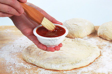 做饭准备比萨饼男人砧板食物糕点面粉面团面包酵母烹饪食材图片