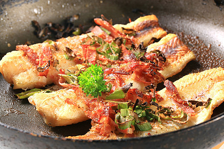 泛煎炸鱼片午餐鳕鱼偏斜食物熏肉白鱼鱼片库存油炸平底锅图片