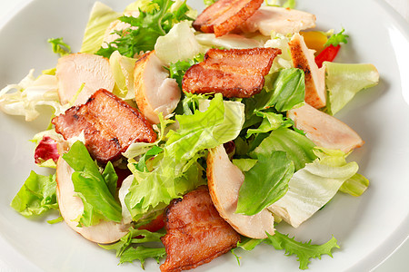 绿色沙拉加鸡肉和培根小吃猪肉高架盘子食物绿色熏肉治愈五花肉午餐图片