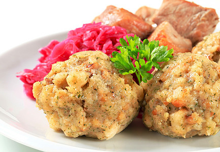 烤猪肉 配有泰罗兰和红德国人面包主菜熏制酸菜主餐午餐节点熏肉食物盘子图片
