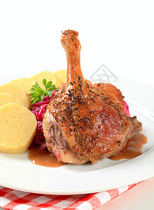 烤鸭 配土豆和红卷心菜主餐主菜棕色红色鸭子肉汁盘子午餐烤箱蔬菜图片