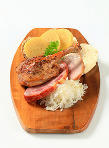 捷克传统烹饪猪肉美食面包熏制白菜主菜砧板食物种子库存图片