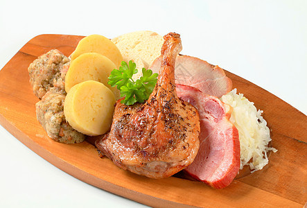 捷克传统烹饪面包盘子食物主菜库存土豆美食熏制鸭子午餐图片
