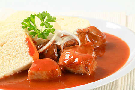 番茄酱中的猪肉和子盘子美食食物主餐水饺面包主菜午餐库存图片