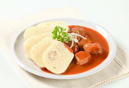 番茄酱中的猪肉和子盘子食物午餐水饺库存餐巾白色美食主餐主菜图片
