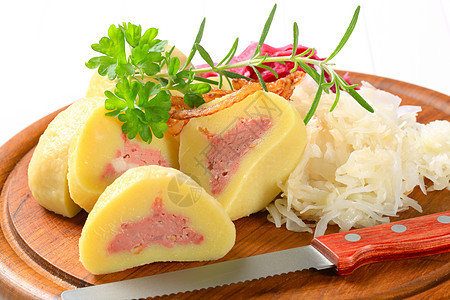 配有粉碎卷心菜的马铃薯肉熏制午餐横截面美食小菜白色土豆库存砧板迷迭香图片
