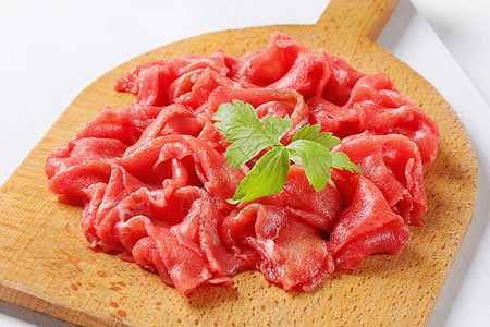 细切的生牛肉肉美味库存砧板起动机盘子牛肉片美食牛肉食物图片