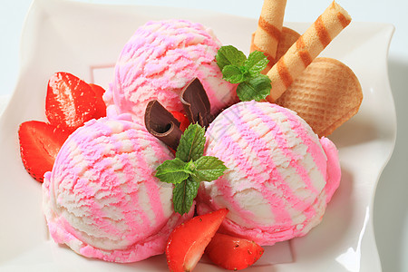 粉色草莓冰糕冰奶油甜甜点威化卷水果冰冻浆果粉色美食冰淇淋奶制品晶片库存背景