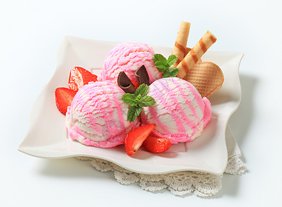粉色草莓冰糕冰霜圣代白色酸奶冰淇淋薄荷威化卷冰冻粉色饼干盘子库存背景