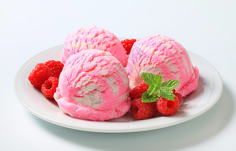 粉色草莓冰糕草莓冰淇淋奶制品食物白色酸奶甜点粉色美食冰淇淋味道库存背景