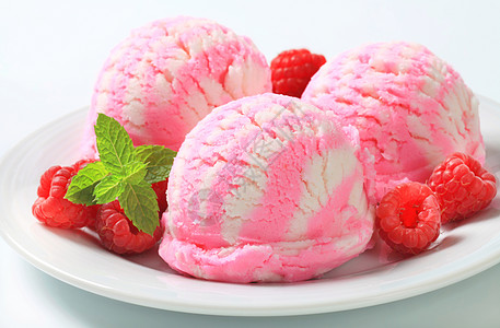 粉色草莓冰糕草莓酸酸奶冰淇淋味道浆果冰冻美食粉色甜点白色库存盘子食物背景