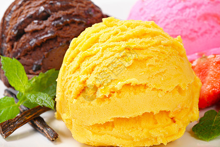 冰奶油甜甜点巧克力甜点美食三重奏软糖菠萝香草冰淇淋勺子水果图片