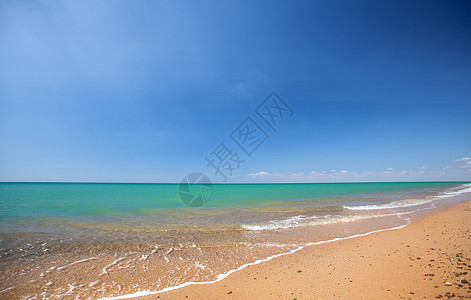 黄风海岸的微风海岸线风景海洋海浪旅行海滩支撑流动泡沫海滨图片