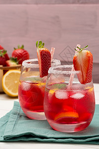 草莓莫吉托冷草莓饮料烹饪气候水果材料运动木头派对液体玻璃叶子背景