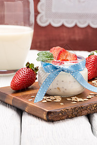 草莓沙漠加奶油饮食甜点美食酸奶桌子薄荷玻璃水果谷物叶子图片