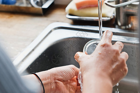 家庭工作厨房海绵房子洗碗机泡沫洗碗打扫盘子龙头餐具图片