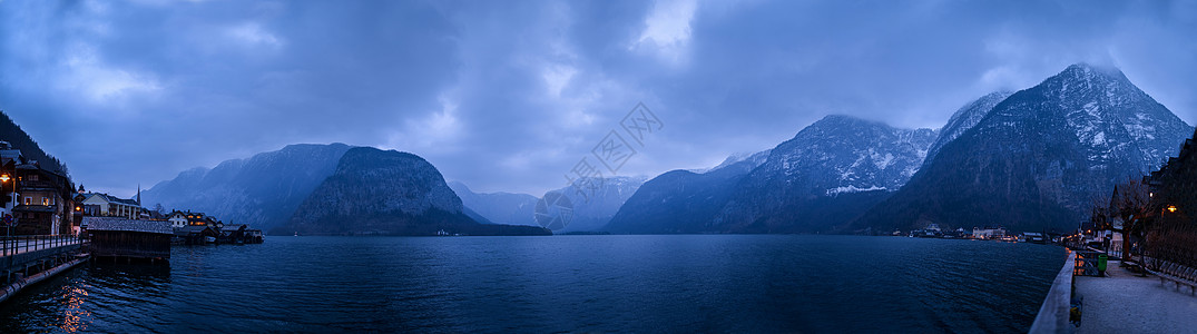 黄昏时的Hallstat村建筑全景风景外观村庄明信片假期教会风光园景图片