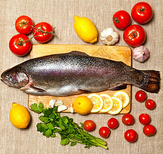 桌上的新鲜生鱼和食品原料图片