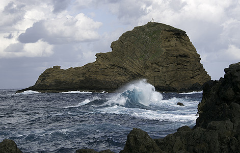 曼吉拉岛的巨浪海岸荒野游客水池天蓝色风暴白色海浪火山天空图片